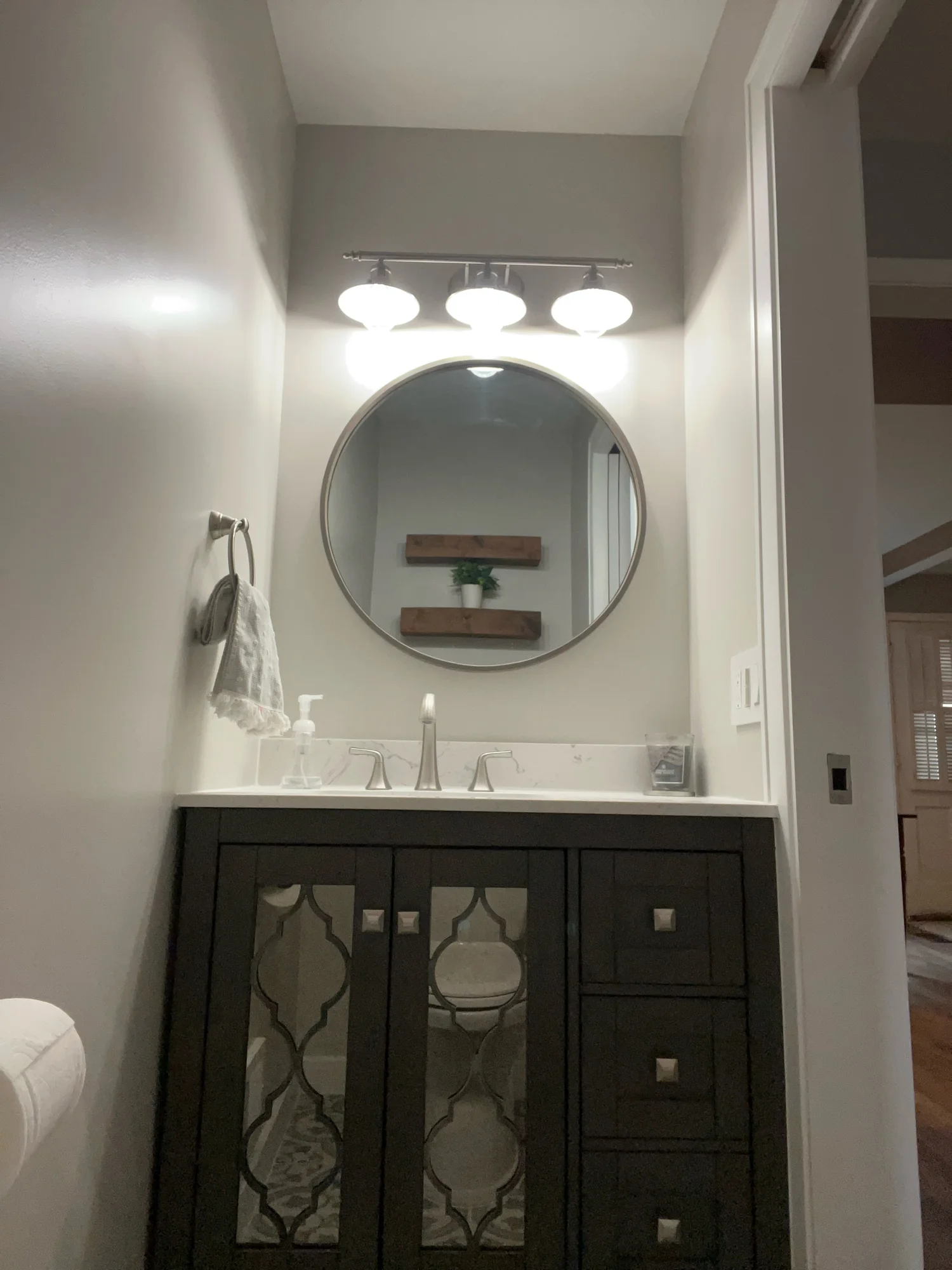 Round-Mirror Bath — photo 1