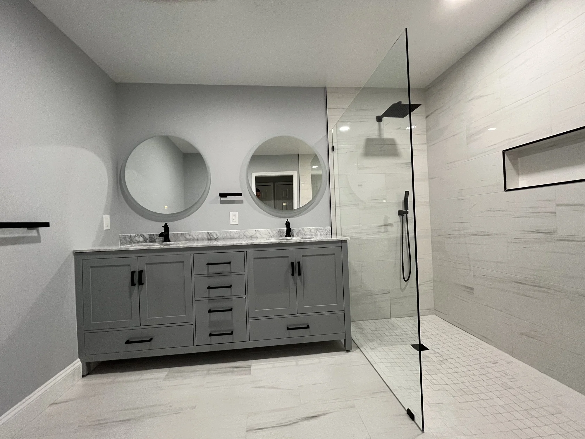 Gray Marble Shower Bath — photo 6