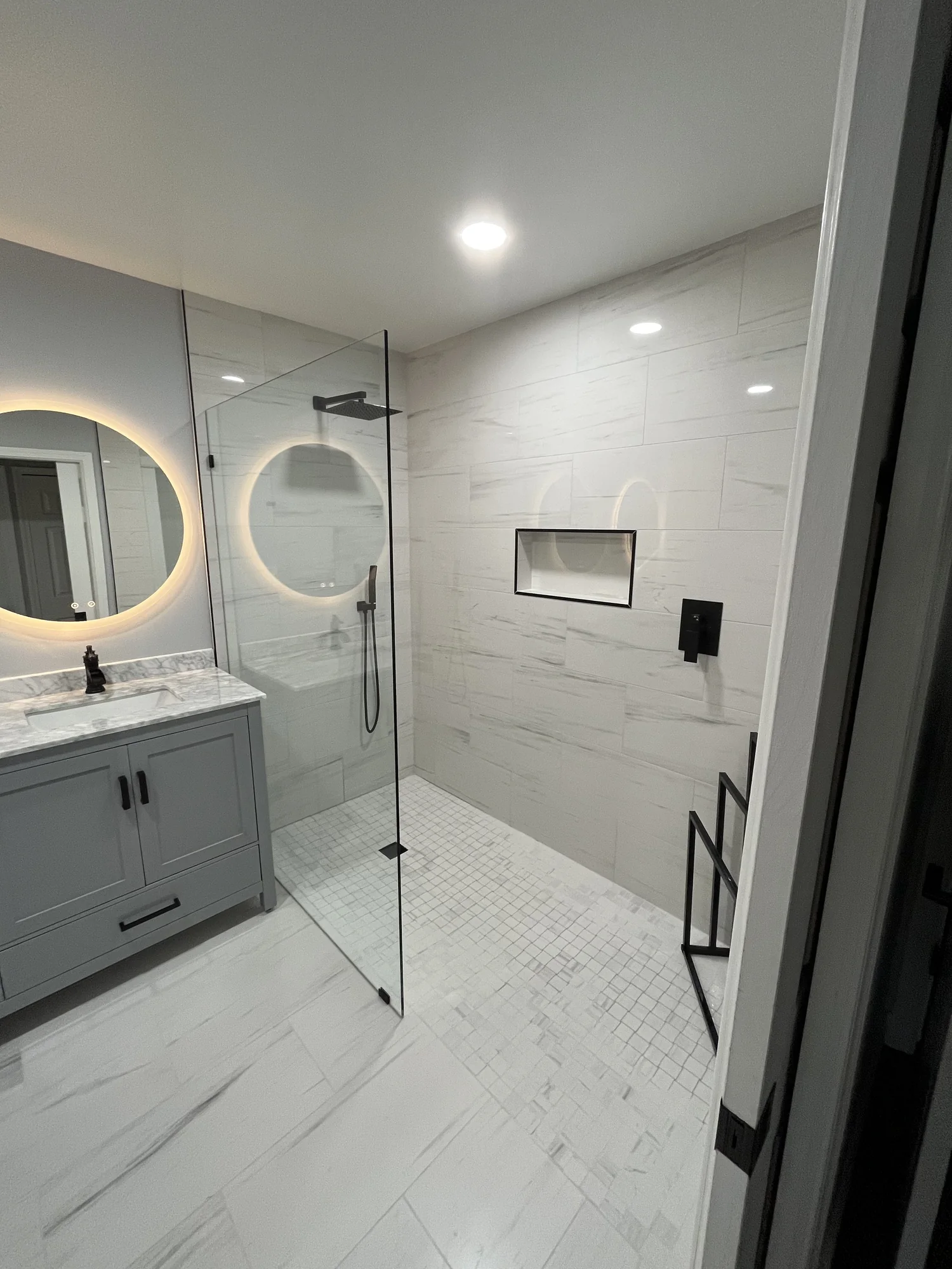 Gray Marble Shower Bath — photo 7