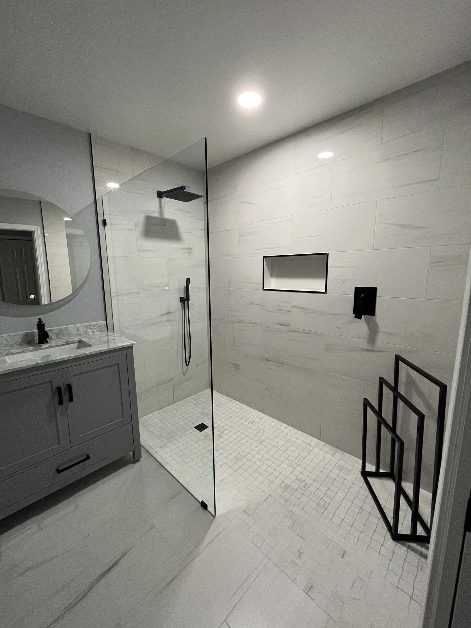 Gray Marble Shower Bath — photo 8