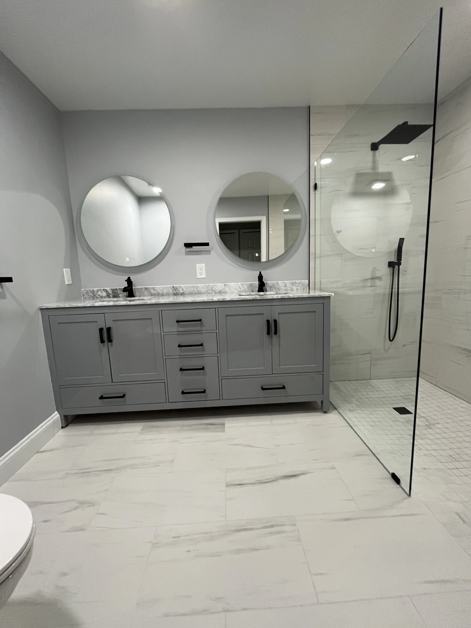 Gray Marble Shower Bath — photo 9