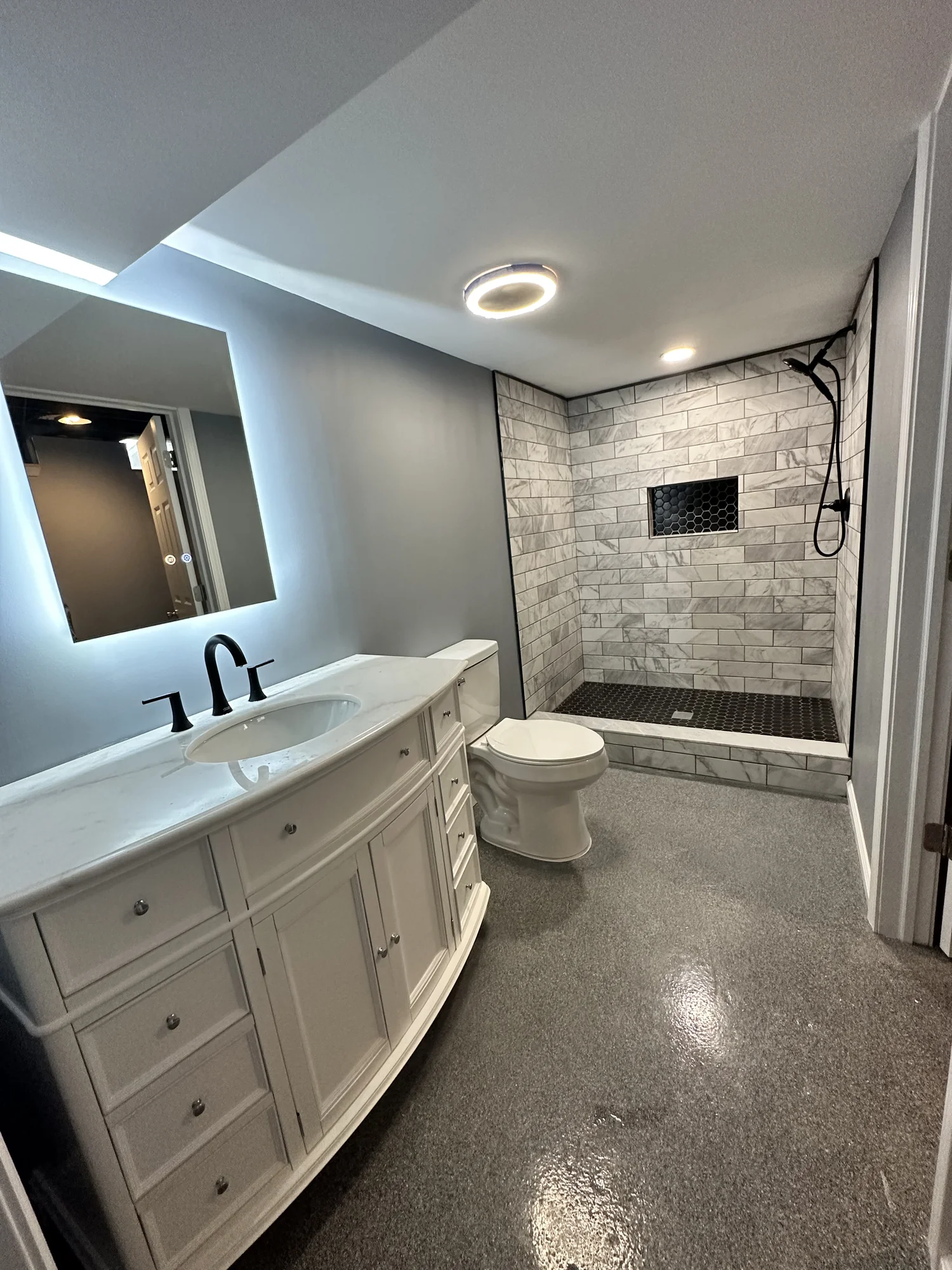 Long Double-Vanity Bath — photo 1