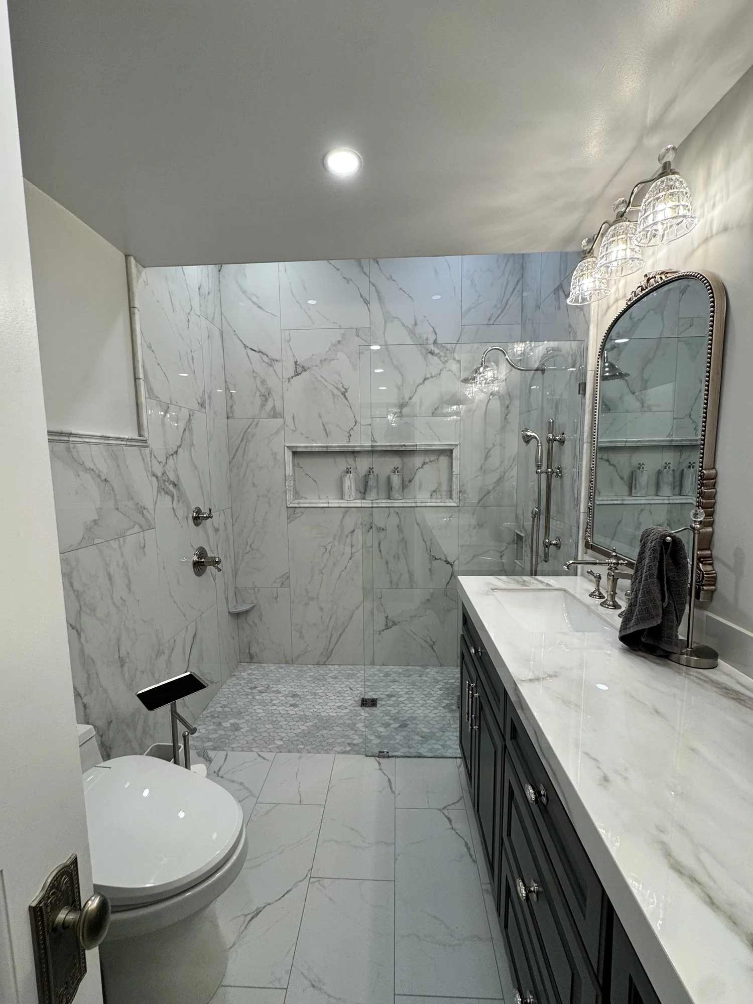 Marble & Black Vanity Bath — photo 2