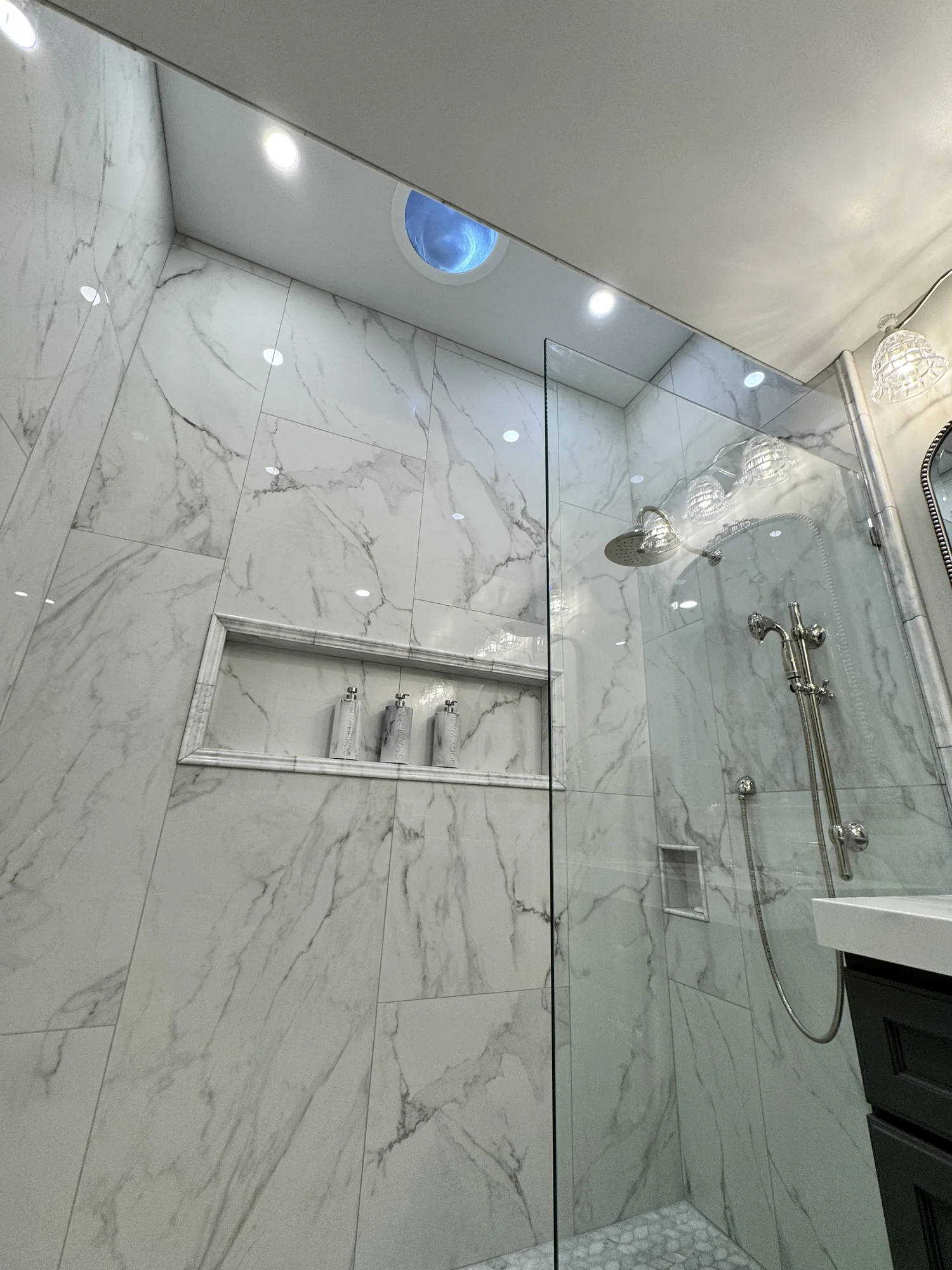 Marble & Black Vanity Bath — photo 3