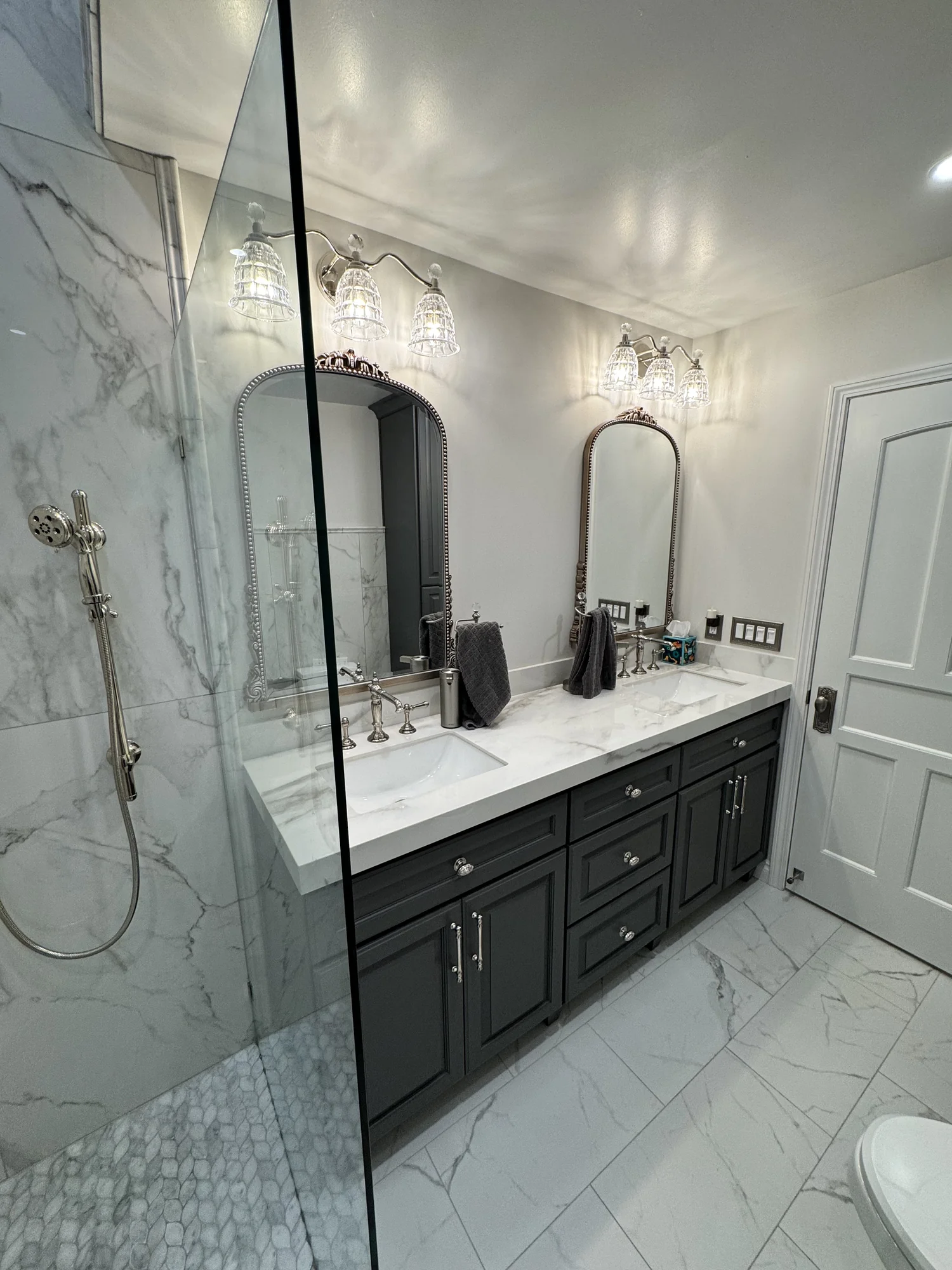 Marble & Black Vanity Bath — photo 4