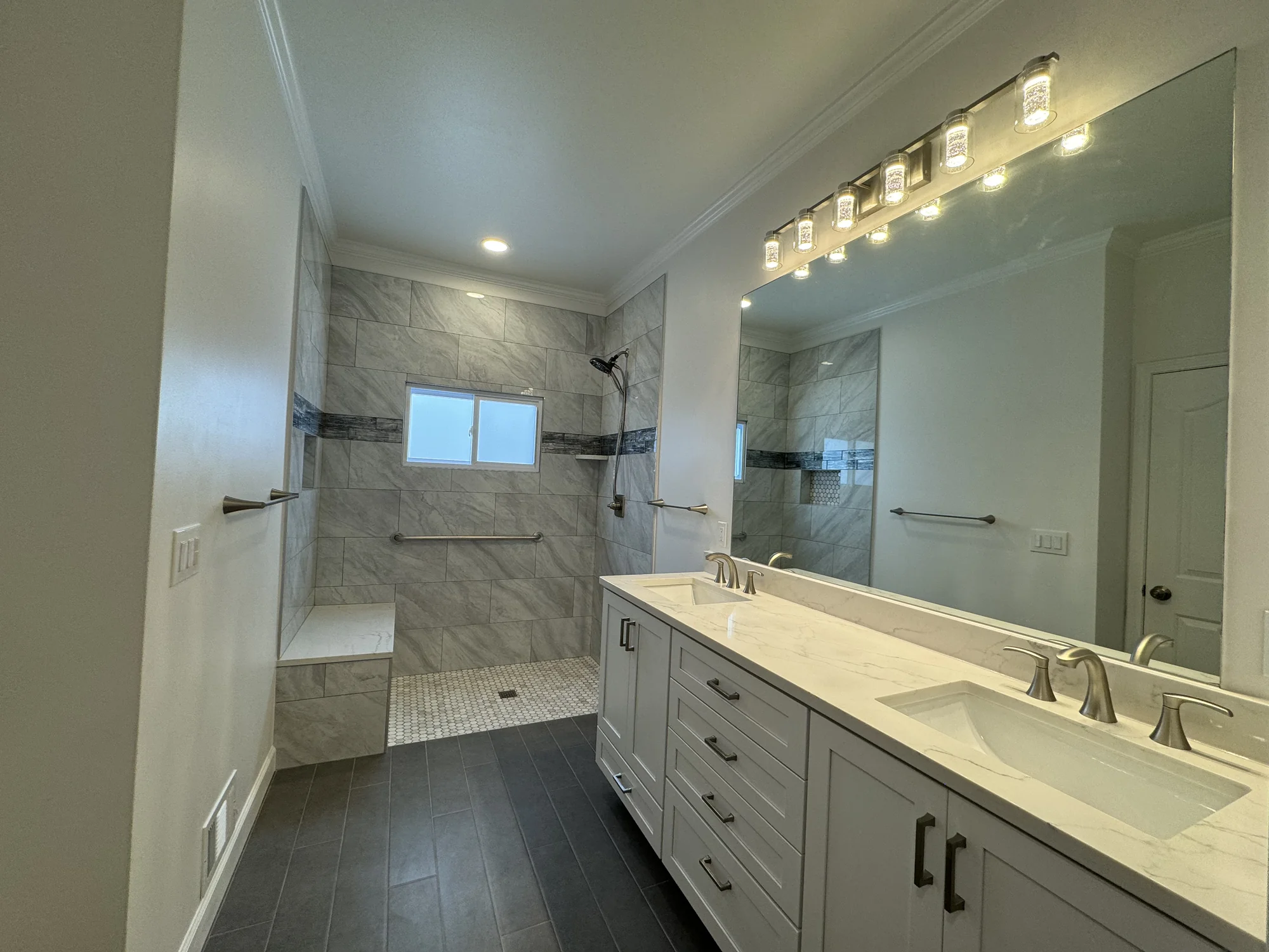 Marble & Black Vanity Bath — photo 7