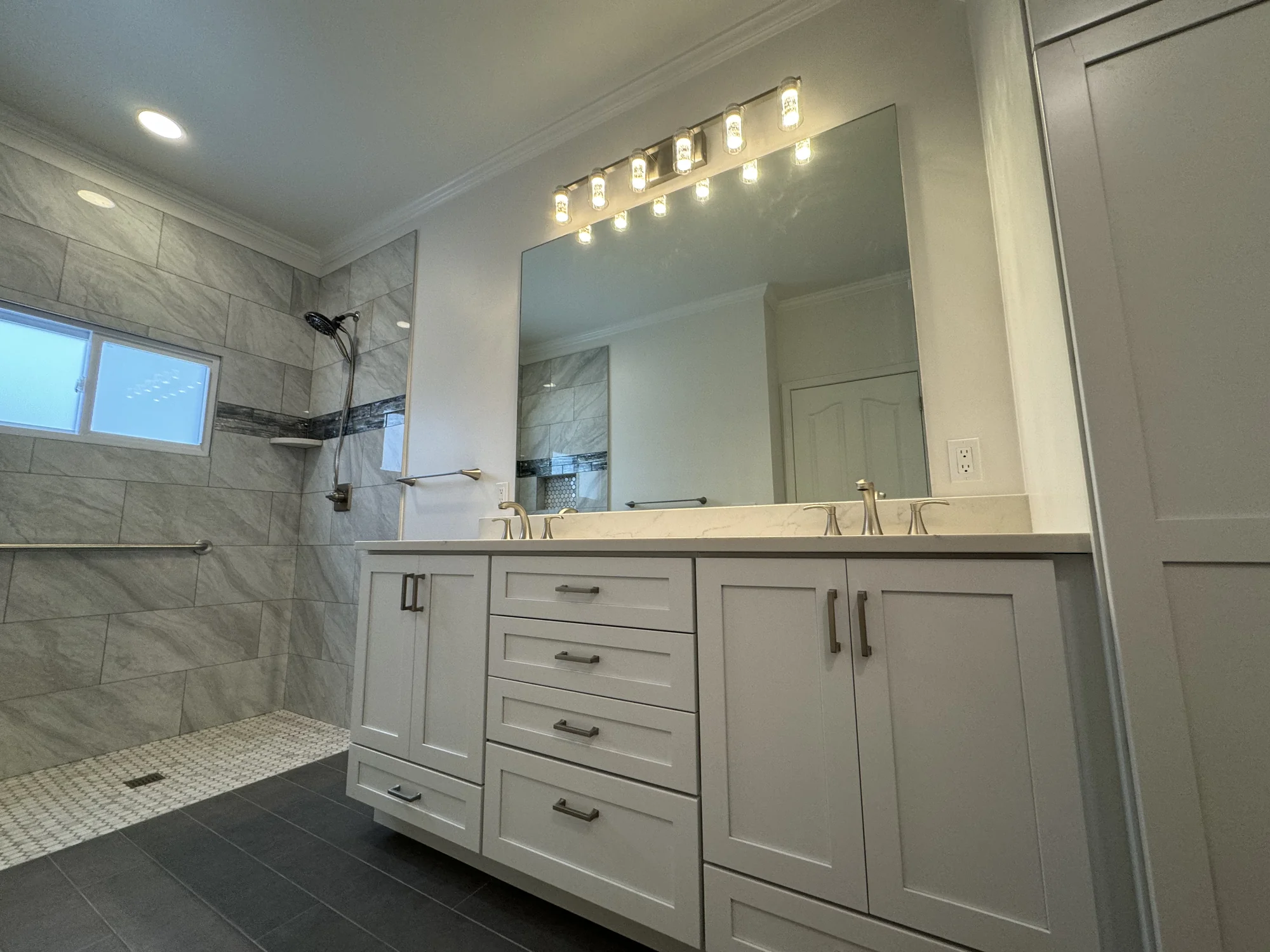 Marble & Black Vanity Bath — photo 8