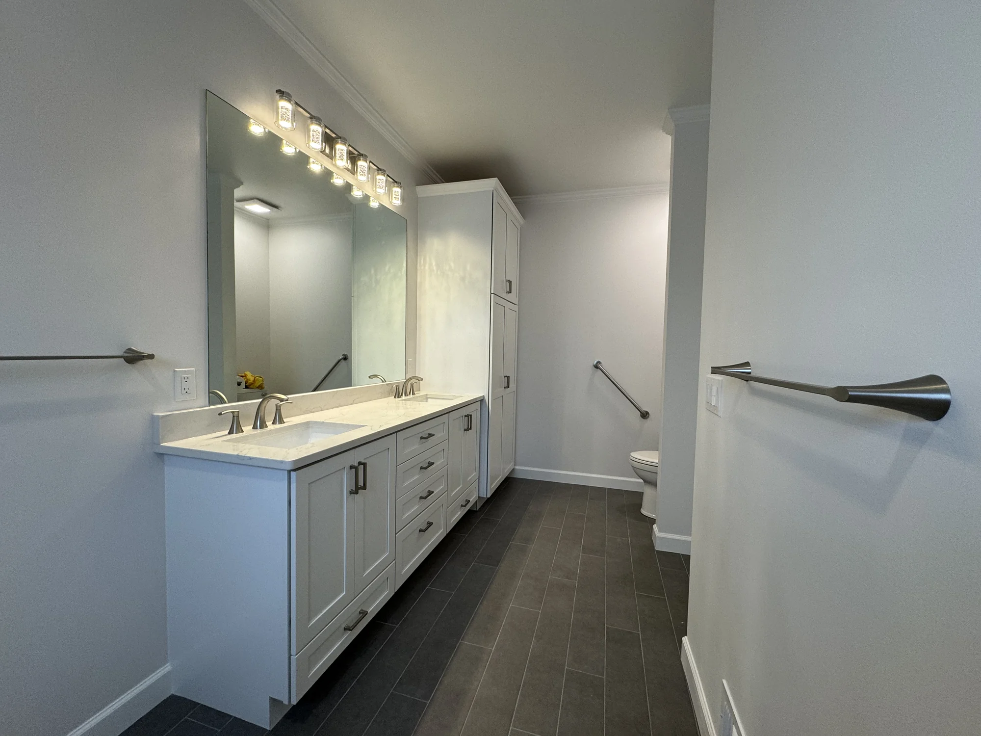 Marble & Black Vanity Bath — photo 9