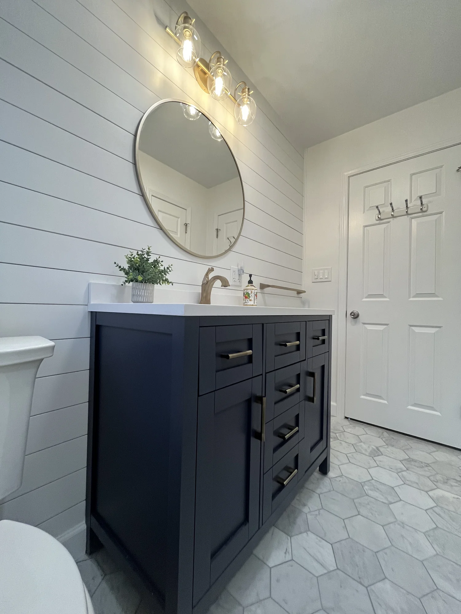 Subway-Tile Niche-Shower Bath — photo 5