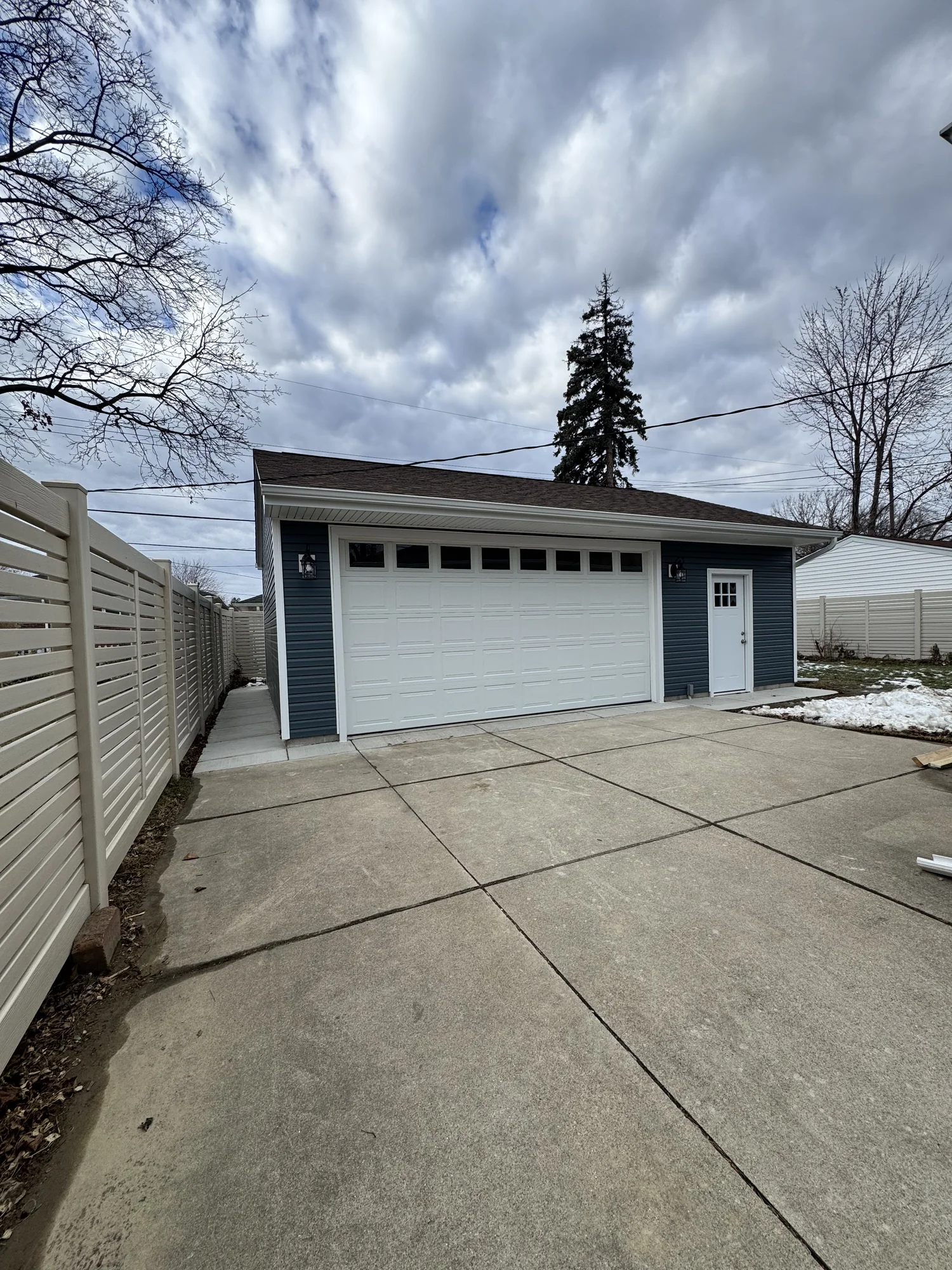 Detached Garage — photo 2