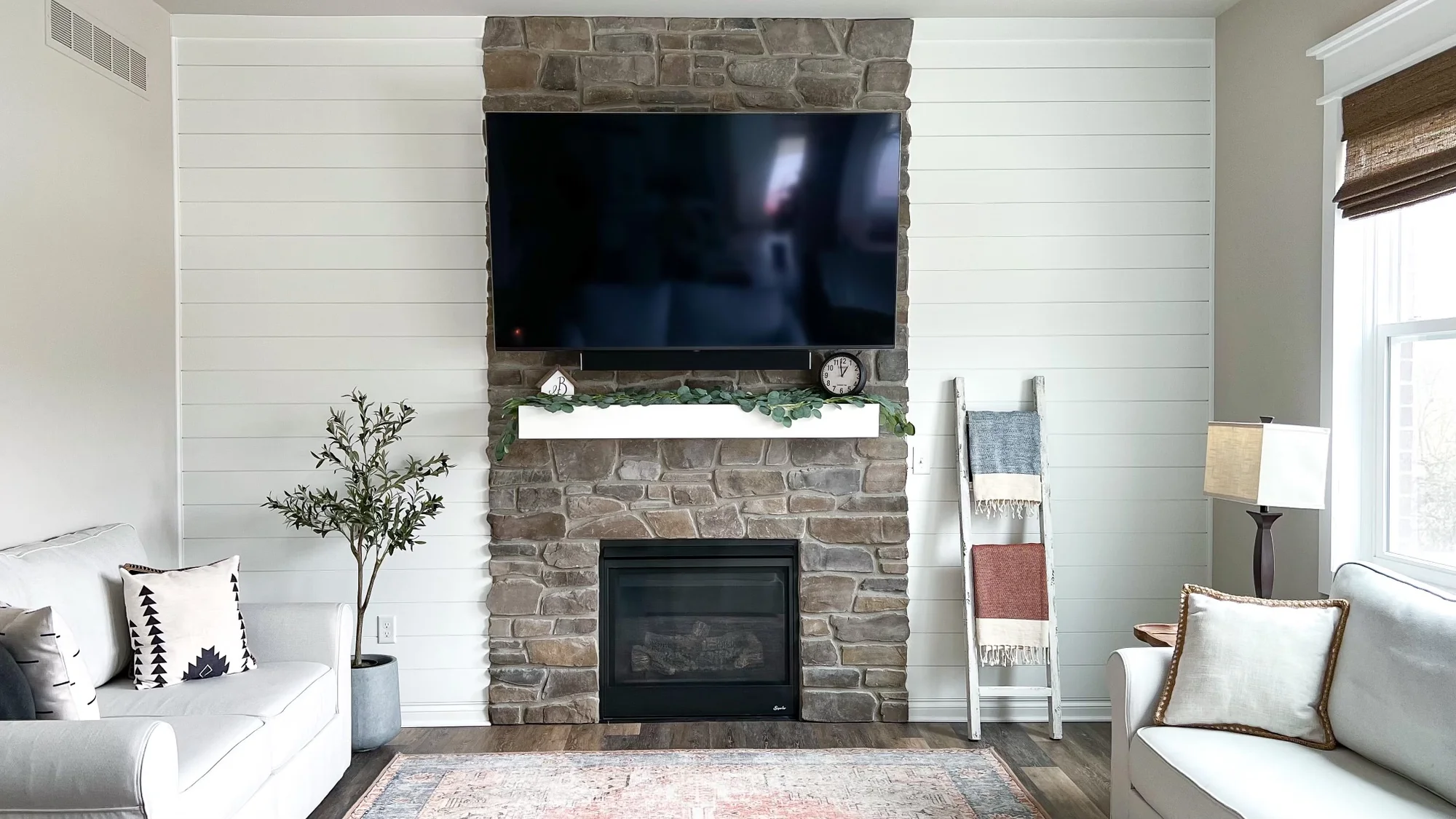 Shiplap Fireplace Living Room — photo 1