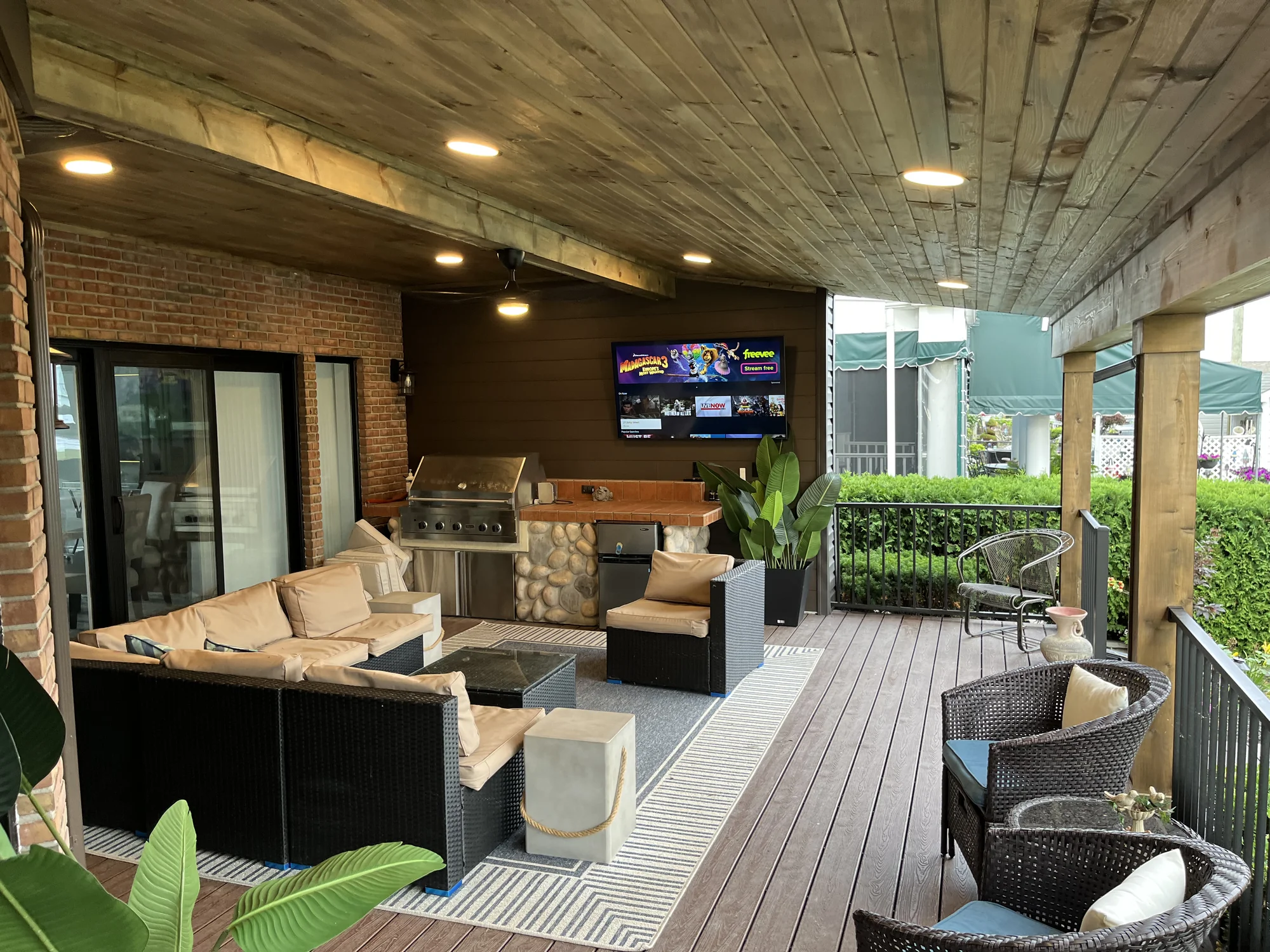 Wood-Ceiling Covered Porch — photo 6