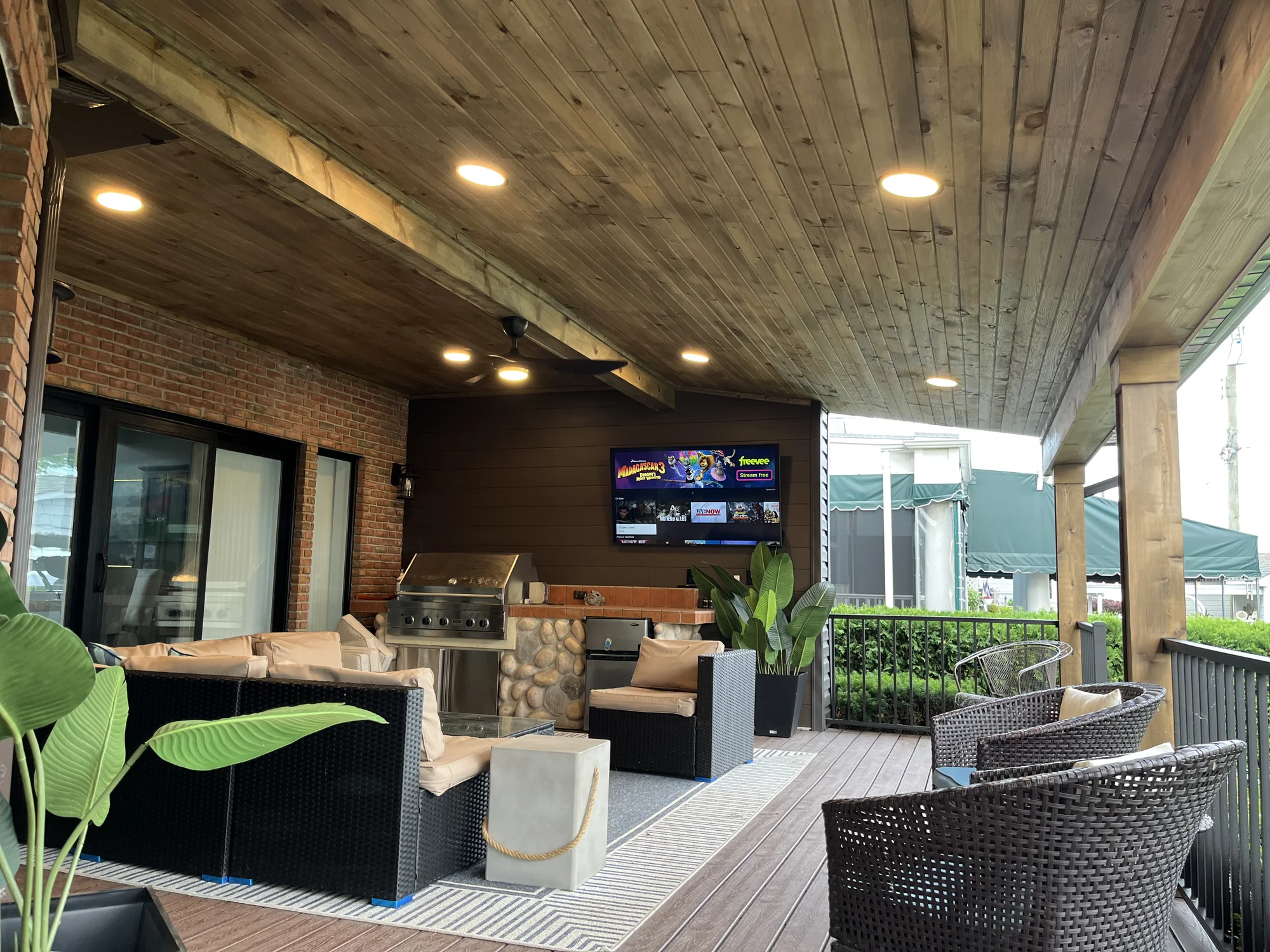 Wood-Ceiling Covered Porch — photo 8