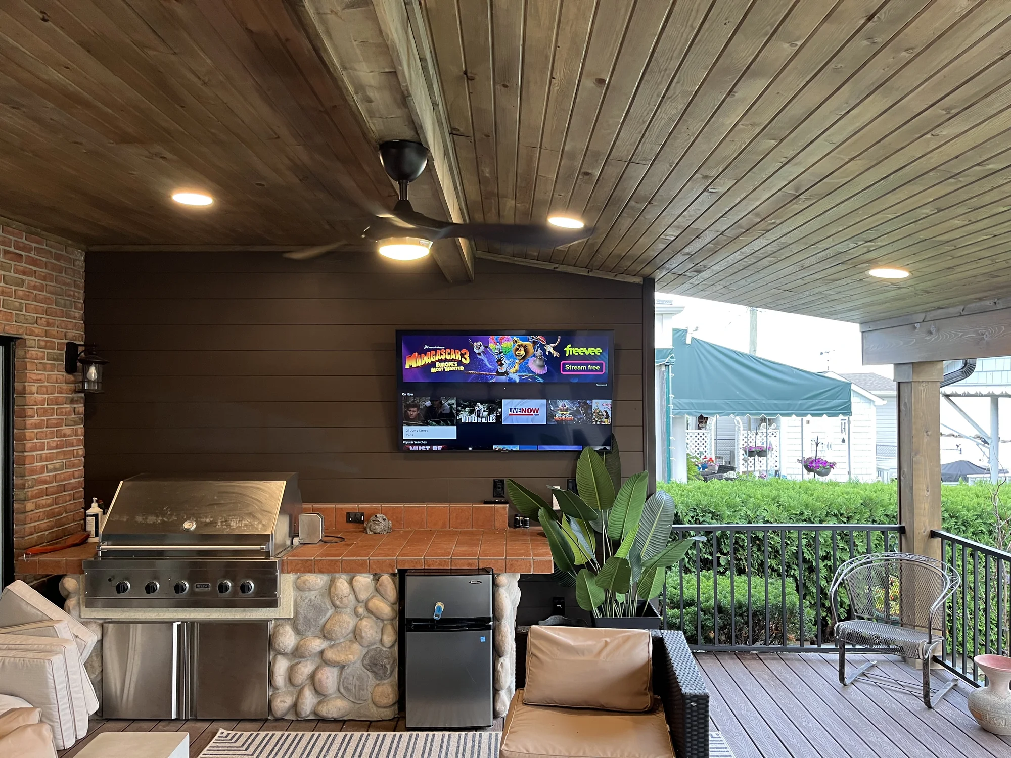 Wood-Ceiling Covered Porch — photo 9